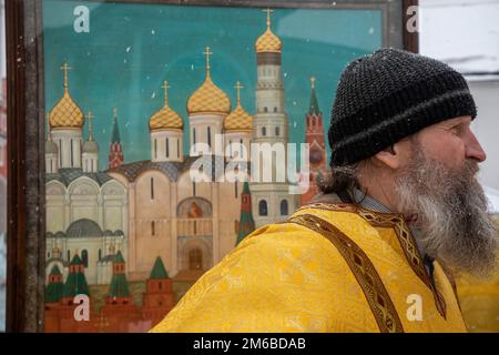 Mosca, Russia. 3rd gennaio 2023. I sacerdoti del monastero di Vysokopetrovsky portano un'icona di San Pietro, Metropolita di Mosca e di tutta la Russia, in via Petrovka nel centro di Mosca, Russia. Nikolay Vinokurov/Alamy Live News Foto Stock