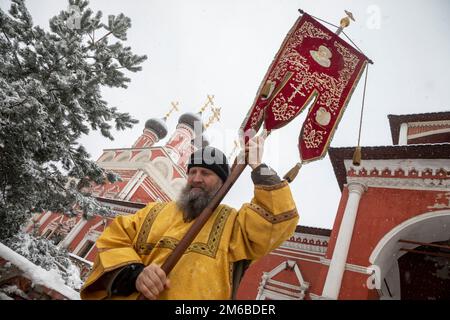 Mosca, Russia. 3rd gennaio 2023. I sacerdoti del monastero di Vysokopetrovsky portano un'icona di San Pietro, Metropolita di Mosca e di tutta la Russia, in via Petrovka nel centro di Mosca, Russia. Nikolay Vinokurov/Alamy Live News Foto Stock