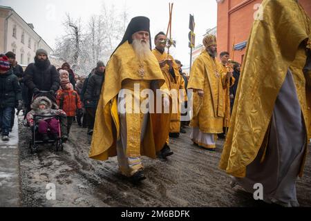 Mosca, Russia. 3rd gennaio 2023. I sacerdoti del monastero di Vysokopetrovsky portano un'icona di San Pietro, Metropolita di Mosca e di tutta la Russia, in via Petrovka nel centro di Mosca, Russia. Nikolay Vinokurov/Alamy Live News Foto Stock
