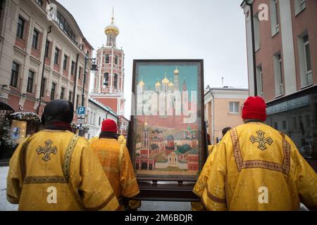 Mosca, Russia. 3rd gennaio 2023. I sacerdoti del monastero di Vysokopetrovsky portano un'icona di San Pietro, Metropolita di Mosca e di tutta la Russia, in via Petrovka nel centro di Mosca, Russia. Nikolay Vinokurov/Alamy Live News Foto Stock
