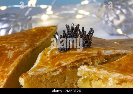 Tre torta re o galette des roi in francese. Tradizionale torta epifania con corona decorativa. Foto Stock