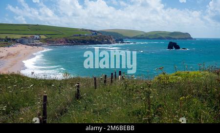 Passeggiate esplorare la costa a Thurlestone mare, Devon, Regno Unito Foto Stock