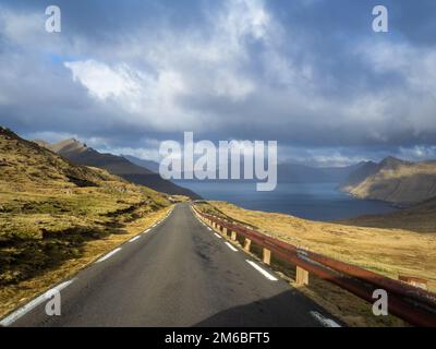 Strada che scende dal monte Slættaratindur a Funningsfjørður Foto Stock