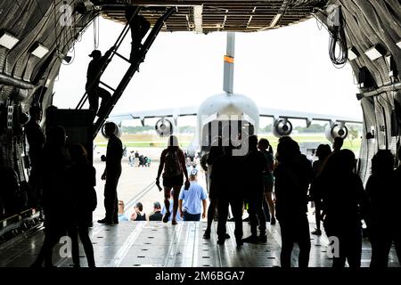 I visitatori visitano una galassia C-5 durante il Great Texas Airshow, 22 aprile 2022, a JBSA-Randolph, Texas. Il Great Texas Airshow, con i Thunderbirds, è in programma dal 23 al 24 aprile presso il JBSA-Randolph. I Thunderbirds si esibiscono per le persone di tutto il mondo per mostrare l'orgoglio, la precisione e la professionalità che l'aviazione militare statunitense rappresenta. Attraverso gli spettacoli aerei e i flyover, mirano a eccitare e ispirare. Oltre a presentare le abilità d'élite che tutti i piloti devono possedere, i Thunderbirds dimostrano le incredibili capacità del primo jet da combattimento multi-ruolo dell'Air Force, il F-16 Fightin Foto Stock