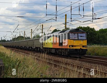 Great British Rail Freight, locomotiva 60096 lasciando le linee lente per ricongiungersi alle linee veloci della West Coast Main Line allo svincolo di Euxton Balshaw Lane Foto Stock