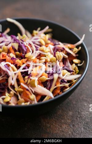 Coleslaw asiatico fatto in casa con lenticchie e carote germogliate. Foto Stock