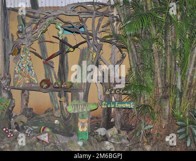 Un'esposizione tropicale di arte in un giardino Foto Stock