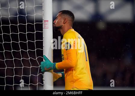 Il portiere di Brighton e Hove Albion Robert Sanchez bacia un post sul gol prima della partita della Premier League al Goodison Park, Liverpool. Data immagine: Martedì 3 gennaio 2023. Foto Stock