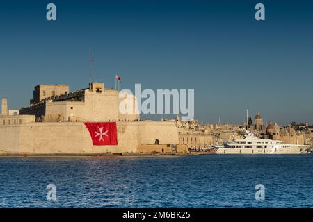 Fort St Angelo e Super Yacht, Grand Harbour, Birgu, Malta, Europa Foto Stock