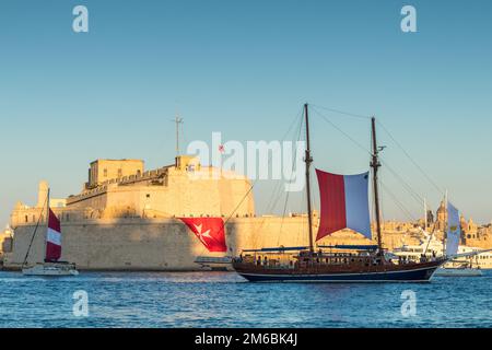 Fort St Angelo e nave a vela, Grand Harbour, Birgu, Malta, Europa Foto Stock