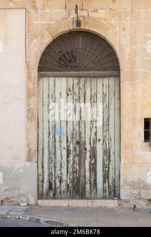 Vecchio portale in legno decorato dipinto di verde chiaro Foto Stock