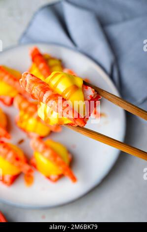 Panini caldi di sushi con gamberi, panini di sushi al forno con pesce e granchio, formaggio Foto Stock