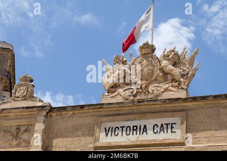 Primo piano delle sculture su Victoria Gate, Valletta, Malta Foto Stock