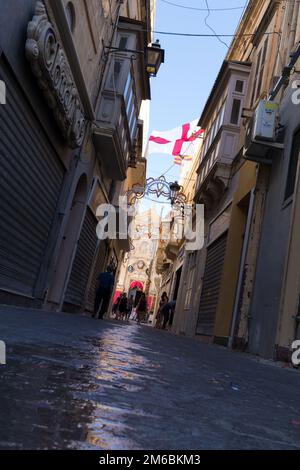 Ripresa di strada bassa che conduce alla Basilica di San Giorgio, durante la festa, Victoria, Gozo, Malta, Europa, luglio 2016 Foto Stock