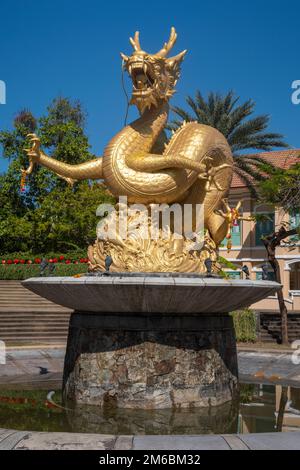 Statua di Hai Leng ONG Golden Dragon Monument nella città di Phuket in Thailandia Foto Stock