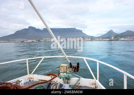 Vista della montagna da tavola dalla prua della barca Foto Stock