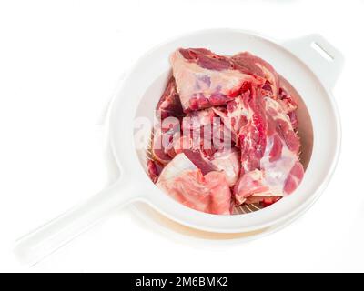 Carne fresca di agnello rosso in un colino Foto Stock