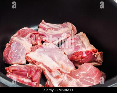 Chef che prepara un piatto tradizionale norvegese, agnello Foto Stock