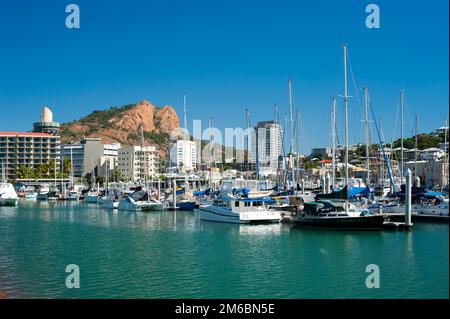 Barche ormeggiate nel porticciolo di Townsville, Queensland Foto Stock