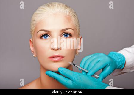 Cosmetici chirurgo plastico iniettare estetica viso Foto Stock