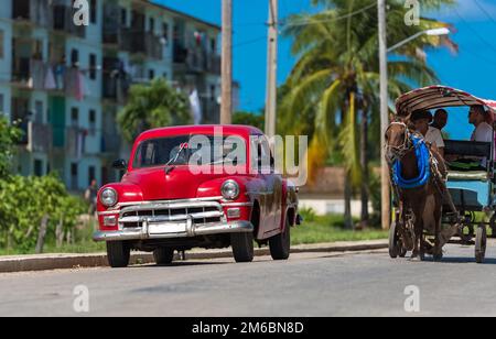 Auto d'epoca rossa americana sulla strada a Santa Clara Cuba Foto Stock