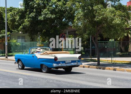 American bianco blu Cadillac auto classica sulla strada a Varadero Cuba - Serie Kuba 2016 Reportage Foto Stock