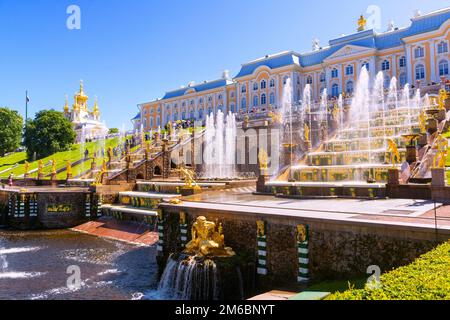 Fontane al Palazzo di Peterhof vicino a San Pietroburgo, Russia. Il Palazzo di Peterhof è una famosa attrazione turistica. Tema del viviviviante Foto Stock