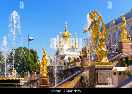 Statue dorate al Palazzo di Peterhof vicino a San Pietroburgo, Russia. Il Palazzo di Peterhof è una famosa attrazione turistica. Tema di Foto Stock