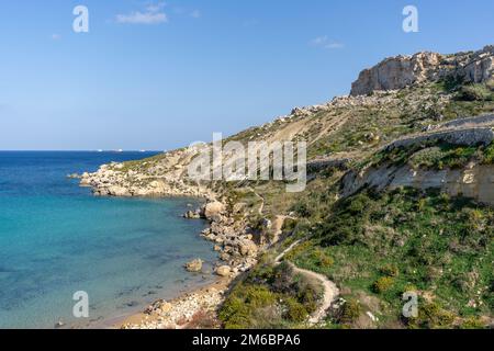 Escursioni lungo la splendida campagna maltese e la costa sopra la spiaggia di Selmun, nella baia di Imgiebah Foto Stock
