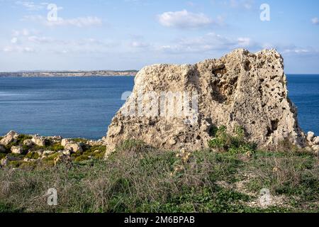 Escursioni lungo la splendida campagna maltese e la costa sopra la spiaggia di Selmun, nella baia di Imgiebah Foto Stock