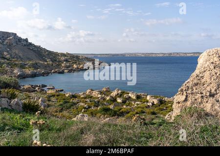 Escursioni lungo la splendida campagna maltese e la costa sopra la spiaggia di Selmun, nella baia di Imgiebah Foto Stock