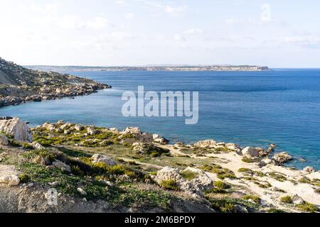 Escursioni lungo la splendida campagna maltese e la costa sopra la spiaggia di Selmun, nella baia di Imgiebah Foto Stock