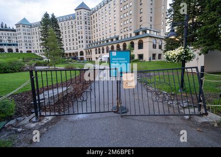 Lago Louise, Alberta, Canada - 9 luglio 2022: L'ingresso al Fairmont Chateau Lake Louise è chiuso e recintato, solo gli ospiti registrati possono entrare Foto Stock