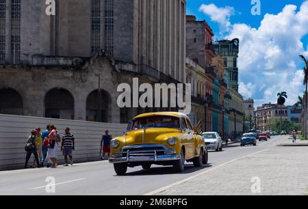 Auto d'epoca gialla americana nella città vecchia da l'Avana Cuba Foto Stock