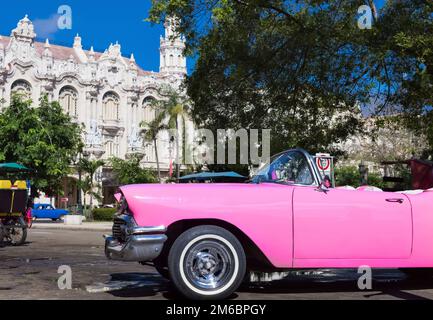 American pink Cabriolet auto classica parcheggiata nel centro storico da l'Avana Cuba Foto Stock