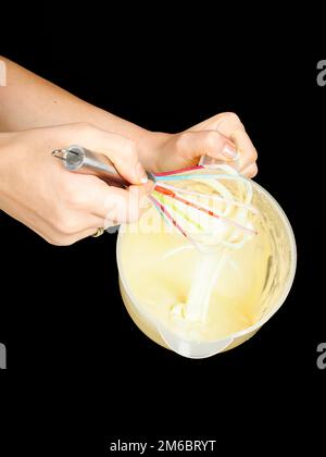 Donna che fa Gogl-Mogl Foto Stock