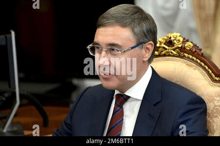 Mosca, Russia. 03rd Jan, 2023. Ministro russo della scienza e dell'istruzione superiore Valery Falkov durante un incontro faccia a faccia con il Presidente Vladimir Putin all'ufficio del Cremlino, il 3 gennaio 2023 a Mosca, Russia. Credit: Mikhail Klimentyev/Kremlin Pool/Alamy Live News Foto Stock