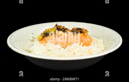 Delizioso pezzo di salmone su un letto di riso a grani lunghi Foto Stock