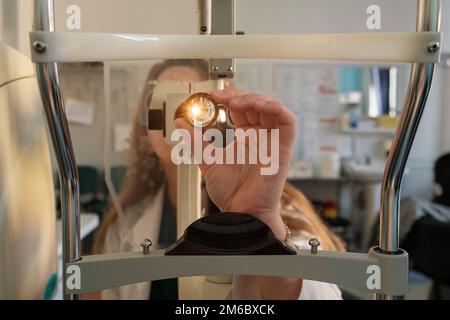 Un ritratto di un oftalmologo nella sua sala di consultazione Foto Stock
