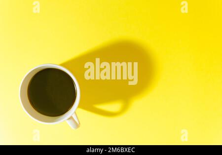 tazza di caffè su sfondo giallo Foto Stock