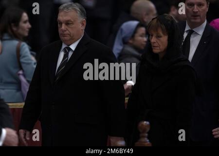 Città del Vaticano, Vaticano, 3 gennaio 2023. Il primo Ministro ungherese Viktor Orban e sua moglie arrivano per rendere omaggio al compianto Papa emerito Benedetto XVI a San Basilica di Pietro in Vaticano. Maria Grazia Picciarella/Alamy Live News Foto Stock