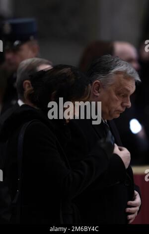 Città del Vaticano, Vaticano, 3 gennaio 2023. Il primo Ministro ungherese Viktor Orban e sua moglie arrivano per rendere omaggio al compianto Papa emerito Benedetto XVI a San Basilica di Pietro in Vaticano. Maria Grazia Picciarella/Alamy Live News Foto Stock