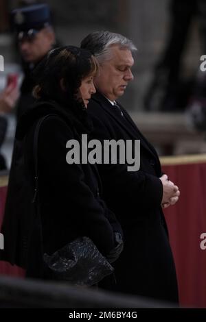 Città del Vaticano, Vaticano, 3 gennaio 2023. Il primo Ministro ungherese Viktor Orban e sua moglie arrivano per rendere omaggio al compianto Papa emerito Benedetto XVI a San Basilica di Pietro in Vaticano. Maria Grazia Picciarella/Alamy Live News Foto Stock