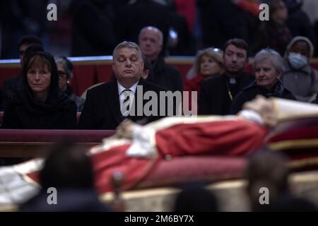 Città del Vaticano, Vaticano, 3 gennaio 2023. Il primo Ministro ungherese Viktor Orban rende omaggio al compianto Papa emerito Benedetto XVI a San Basilica di Pietro in Vaticano. Maria Grazia Picciarella/Alamy Live News Foto Stock