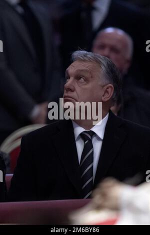 Città del Vaticano, Vaticano, 3 gennaio 2023. Il primo Ministro ungherese Viktor Orban rende omaggio al compianto Papa emerito Benedetto XVI a San Basilica di Pietro in Vaticano. Maria Grazia Picciarella/Alamy Live News Foto Stock