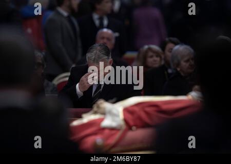 Città del Vaticano, Vaticano, 3 gennaio 2023. Il primo Ministro ungherese Viktor Orban rende omaggio al compianto Papa emerito Benedetto XVI a San Basilica di Pietro in Vaticano. Maria Grazia Picciarella/Alamy Live News Foto Stock