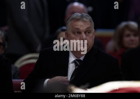 Città del Vaticano, Vaticano, 3 gennaio 2023. Il primo Ministro ungherese Viktor Orban rende omaggio al compianto Papa emerito Benedetto XVI a San Basilica di Pietro in Vaticano. Maria Grazia Picciarella/Alamy Live News Foto Stock