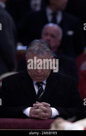 Città del Vaticano, Vaticano, 3 gennaio 2023. Il primo Ministro ungherese Viktor Orban rende omaggio al compianto Papa emerito Benedetto XVI a San Basilica di Pietro in Vaticano. Maria Grazia Picciarella/Alamy Live News Foto Stock