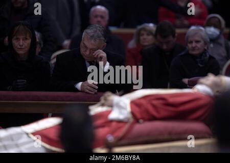 Città del Vaticano, Vaticano, 3 gennaio 2023. Il primo Ministro ungherese Viktor Orban rende omaggio al compianto Papa emerito Benedetto XVI a San Basilica di Pietro in Vaticano. Maria Grazia Picciarella/Alamy Live News Foto Stock