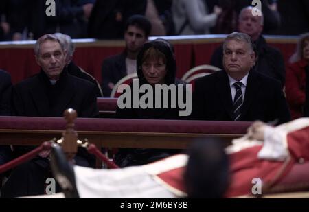 Città del Vaticano, Vaticano, 3 gennaio 2023. Il primo Ministro ungherese Viktor Orban rende omaggio al compianto Papa emerito Benedetto XVI a San Basilica di Pietro in Vaticano. Maria Grazia Picciarella/Alamy Live News Foto Stock